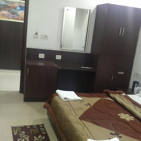 Hotel Popular Amritsar Esterno foto