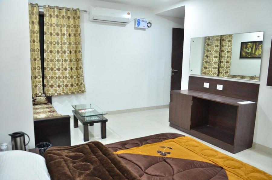 Hotel Popular Amritsar Esterno foto