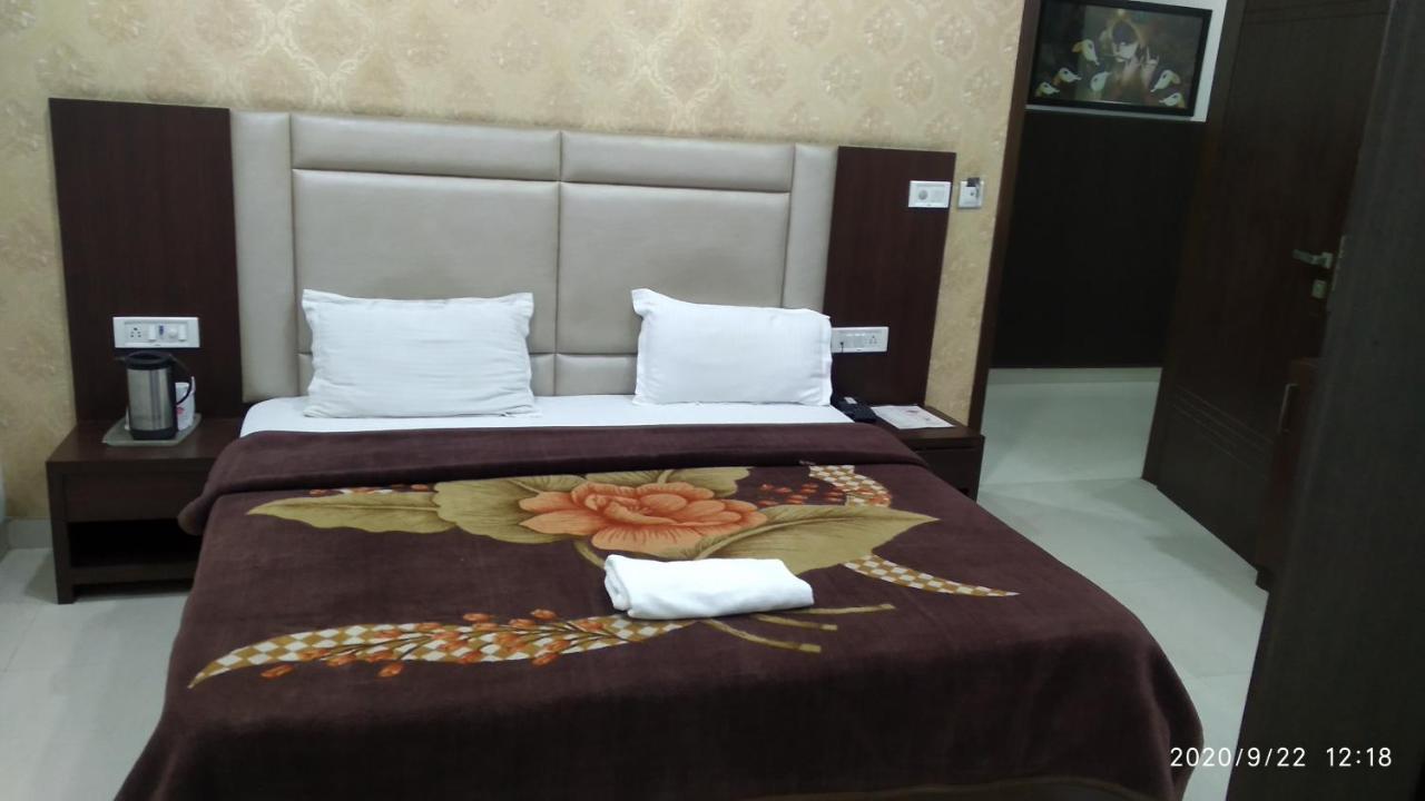 Hotel Popular Amritsar Esterno foto