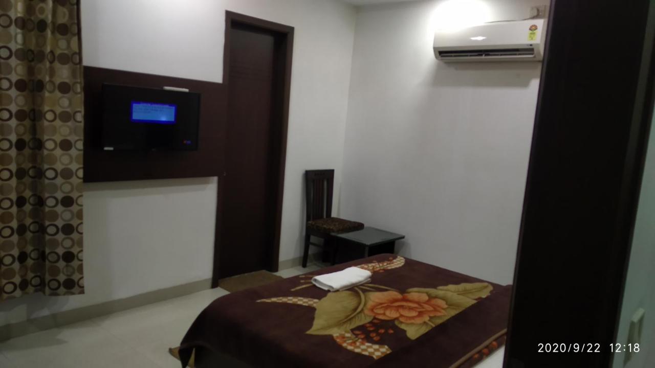 Hotel Popular Amritsar Esterno foto