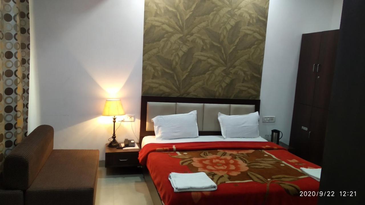 Hotel Popular Amritsar Esterno foto