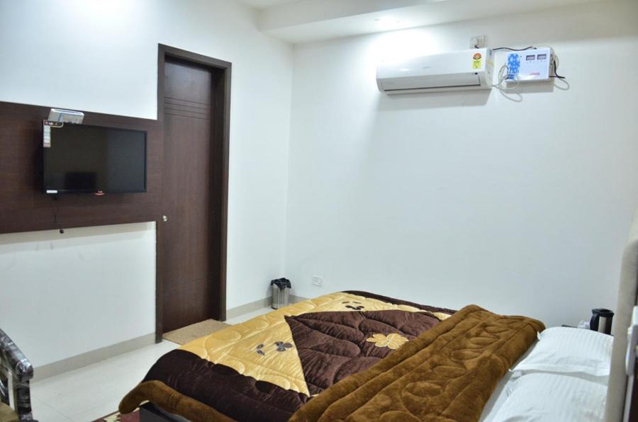 Hotel Popular Amritsar Esterno foto