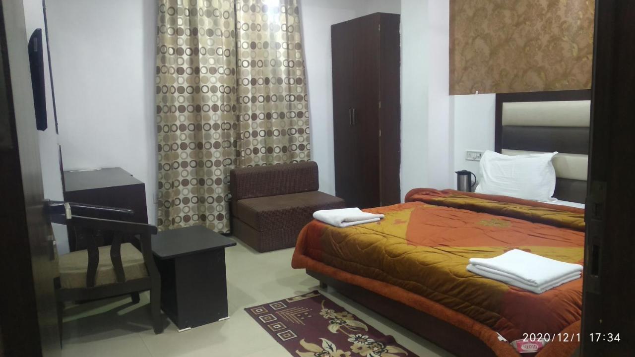 Hotel Popular Amritsar Esterno foto
