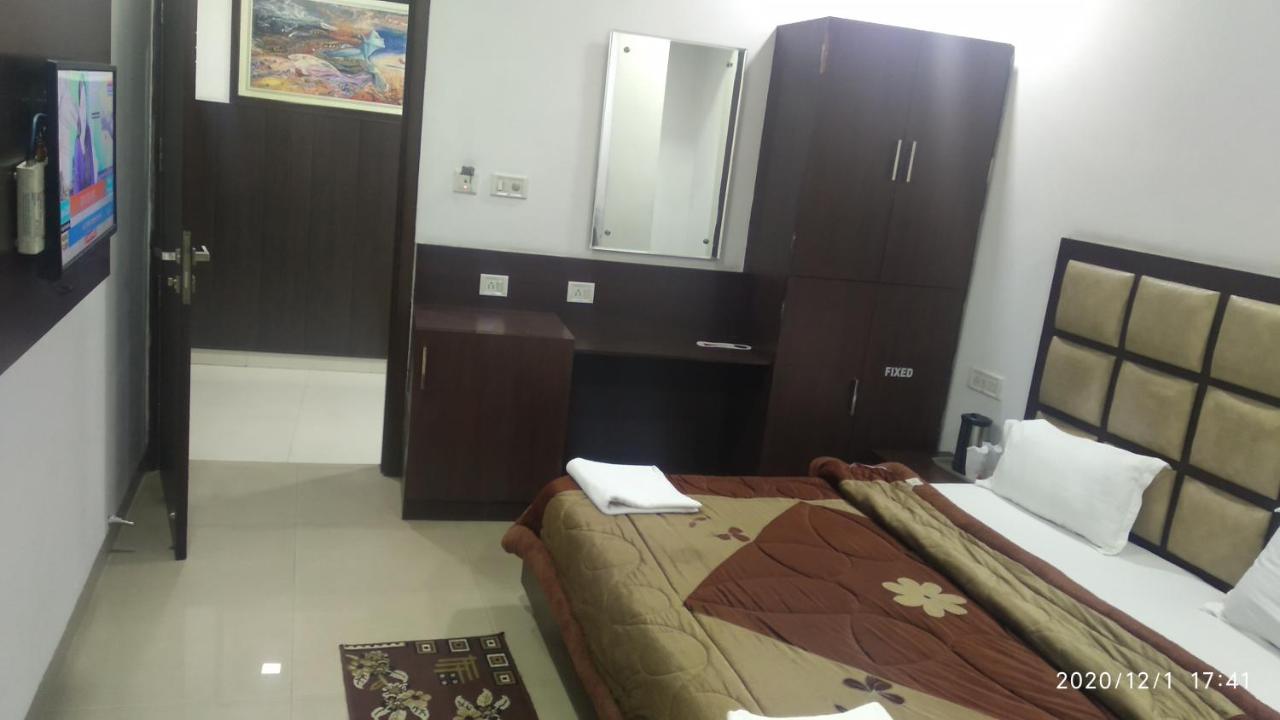 Hotel Popular Amritsar Esterno foto