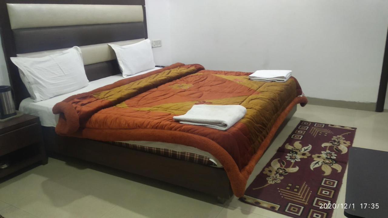 Hotel Popular Amritsar Esterno foto