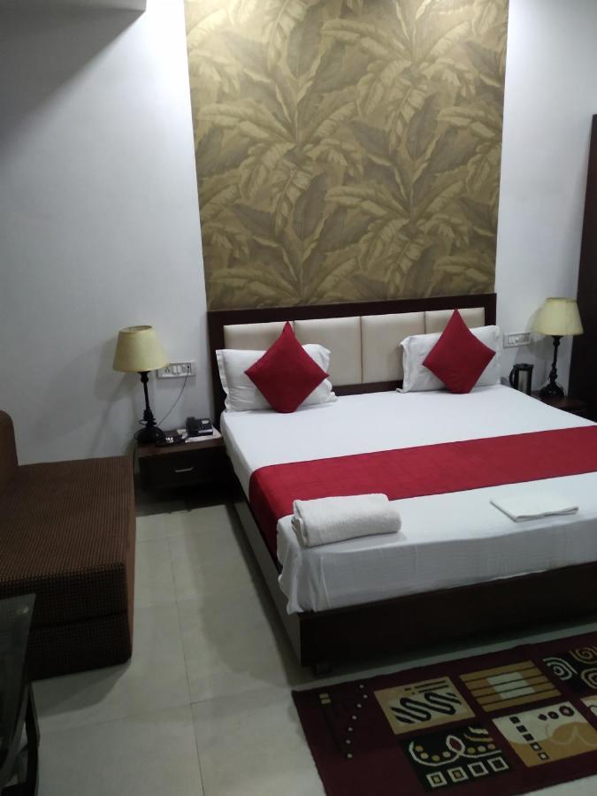 Hotel Popular Amritsar Esterno foto